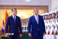 Thủ tướng Lê Minh Hưng và Thủ tướng Campuchia Hun Manet duyệt Đội danh dự Quân đội nhân dân Việt Nam. (Ảnh: Dương Giang/TTXVN)