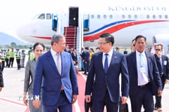 Bộ trưởng Bộ Công Thương Lê Mạnh Hùng đón Thủ tướng Campuchia Samdech Moha Borvor Thipadei Hun Manet tại Sân bay quốc tế Nội Bài (Hà Nội). (Ảnh: Minh Đức/TTXVN)