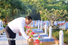 Phó Bí thư Thường trực Đảng ủy, Phó Chủ tịch Ủy ban Trung ương Mặt trận tổ quốc Việt Nam Nguyễn Phi Long dâng hương tri ân các Anh hùng liệt sỹ tại Nghĩa trang Liệt sỹ quốc gia Đường 9. (Ảnh: Tường Vi/TTXVN)