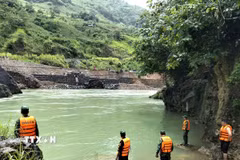 Cán bộ, chiến sỹ Đồn Biên phòng Cửa khẩu Săm Pun phối hợp với các lực lượng khẩn trương triển khai tìm kiếm 2 nạn nhân mất tích trên sông Nho Quế. (Ảnh: TTXVN phát)