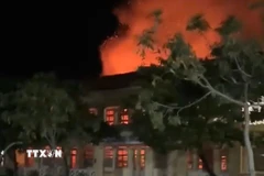 Ngọn lửa bùng phát dữ dội. (Ảnh: TTXVN phát)