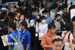 Đông đảo người lao động đến với “Ngày hội việc làm - Cảng hàng không quốc tế Long Thành.” (Ảnh: Công Phong/TTXVN)