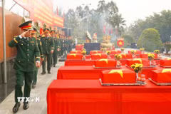 Khối lực lượng vũ trang thực hiện nghi thức tiễn đưa anh linh các Anh hùng liệt sỹ về nơi an nghỉ cuối cùng. (Ảnh: Nhật Bình/TTXVN)