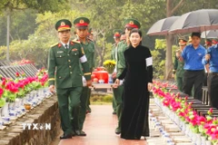 Ủy viên dự khuyết Trung ương Đảng, Phó Bí thư Thường trực Tỉnh ủy, Chủ tịch Hội đồng Nhân dân tỉnh Đồng Nai Tôn Ngọc Hạnh tiễn đưa anh linh các Anh hùng liệt sỹ về nơi an nghỉ cuối cùng. (Ảnh: Nhật Bình/TTXVN)