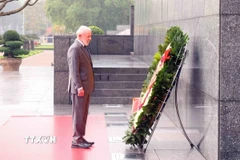 Tổng thống nước Cộng hòa Liên bang Brazil Luiz Inácio Lula da Silva đến đặt vòng hoa và vào Lăng viếng Chủ tịch Hồ Chí Minh. (Ảnh: Phạm Kiên/TTXVN)