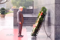 Tổng thống nước Cộng hòa Liên bang Brazil Luiz Inácio Lula da Silva đến đặt vòng hoa và vào Lăng viếng Chủ tịch Hồ Chí Minh. (Ảnh: Phạm Kiên/TTXVN)