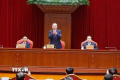 Tổng Bí thư Tô Lâm cùng Chủ tịch Quốc hội Trần Thanh Mẫn và Thường trực Ban Bí thư Trần Cẩm Tú đồng chủ trì cuộc gặp mặt. (Ảnh: Thống Nhất/TTXVN)