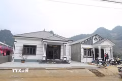 Những ngôi nhà mới khang trang của vùng lũ Làng Chút. (Ảnh: Hương Thu/TTXVN)