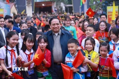 Thủ tướng Phạm Minh Chính với học sinh tham dự Lễ khởi công dự án Trường tiểu học Cẩm Thạch. (Ảnh: Dương Giang/TTXVN)