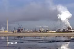 Cơ sở khai thác dầu thô Syncrude tại giếng dầu cát Alberta của Canada. (Ảnh: Getty Images/TTXVN)