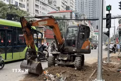 Dự án mở rộng đường Nguyễn Tuân hiện đã đạt khoảng 80-85% khối lượng công việc, công nhân đang gấp rút hoàn thiện các chi tiết kỹ thuật trên công trường. (Ảnh: Quốc Lũy/TTXVN)