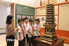 Giáo viên và học sinh tham quan trưng bày chuyên đề. (Ảnh: Thu Hương/TTXVN)