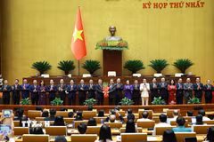 Chủ tịch Quốc hội Trần Thanh Mẫn tặng hoa chúc mừng Thủ tướng, Phó Thủ tướng Chính phủ, Bộ trưởng và thành viên khác của Chính phủ nhiệm kỳ 2026-2031. (Ảnh: Dương Giang/TTXVN)