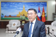 Trưởng ban Đối ngoại Trung ương Lào Bounleua Phandanouvong trả lời phỏng vấn. (Ảnh: Xuân Tú/TTXVN)