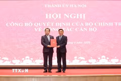 Ủy viên Bộ Chính trị, Thường trực Ban Bí thư Trần Cẩm Tú trao Quyết định của Bộ Chính trị cho đồng chí Trần Đức Thắng. (Ảnh: Phương Hoa/TTXVN)