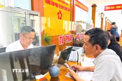 Giải quyết thủ tục hành chính cho người dân tại Trung tâm phục vụ hành chính công xã Đông Trạch, Quảng Trị. (Ảnh: TTXVN phát)