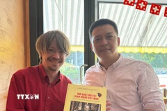 Tổng Bí thư Đảng Cộng sản Thụy Sĩ Massimiliano Ay và phóng viên TTXVN tại Thụy Sĩ. (Ảnh: Văn Tuấn/TTXVN)