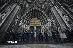 Cảnh sát tăng cường an ninh bên ngoài Nhà thờ Cologne, Đức. (Ảnh: AFP/TTXVN)