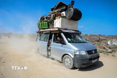 Người dân Palestine trở về nhà tại Dải Gaza. (Ảnh: THX/TTXVN)