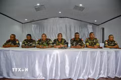 Đại tá Michael Randrianirina (giữa) trong cuộc gặp giữa các quan chức quân đội Madagascar và thành viên Quốc hội ở thủ đô Antananarivo, sau khi lực lượng quân đội tuyên bố giành quyền kiểm soát đất nước, ngày 14/10. (Ảnh: THX/TTXVN)
