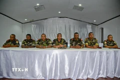 Đại tá Michael Randrianirina (giữa) trong cuộc gặp giữa các quan chức quân đội Madagascar và thành viên Quốc hội ở thủ đô Antananarivo, sau khi lực lượng quân đội tuyên bố giành quyền kiểm soát đất nước, ngày 14/10. (Ảnh: THX/TTXVN)