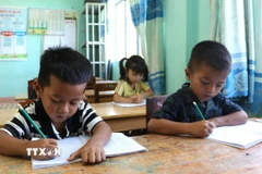 Dạy tiếng Việt cho học sinh dân tộc thiểu số. (Ảnh: Đinh Hương/TTXVN)