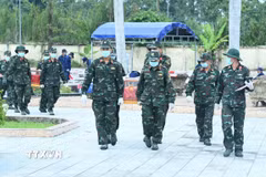 Hài cốt liệt sỹ chưa xác định danh tính được đưa đến vị trí lấy mẫu trong khuôn viên Nghĩa trang liệt sỹ Ô Môn. (Ảnh: Thanh Liêm/TTXVN)