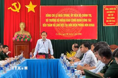 Bộ trưởng Bộ Ngoại giao Lê Hoài Trung phát biểu tại chuyến làm việc trên đảo Hòn Khoai, tỉnh Cà Mau. (Ảnh: TTXVN phát)