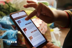 Người dân tỉnh Đắk Lắk góp ý Dự thảo các Văn kiện trình Đại hội XIV của Đảng thông qua ứng dụng VNeID. (Ảnh: Nguyên Dung/TTXVN)