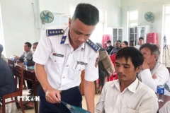 Cảnh sát biển hướng dẫn ngư dân các biện pháp chống khai thác IUU. (Ảnh: TTXVN phát)