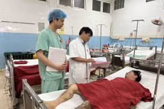 Bệnh nhân Hoàng Thanh M. (50 tuổi) bị bỏng điện độ 3-4 vùng cẳng chân hai bên, đùi phải, bàn tay trái, diện tích khoảng 10%. (Ảnh: Mai Trang/TTXVN)