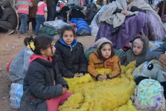 Trẻ em tị nạn Syria tại cửa khẩu Masnaa ở biên giới Syria-Liban. (Ảnh: THX/TTXVN)
