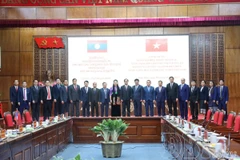 Các đại biểu dự buổi làm việc chụp ảnh lưu niệm. (Nguồn: Báo Điện Biên)