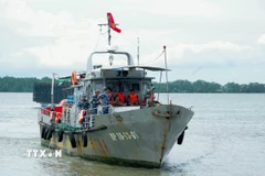 Lực lượng cứu hộ tàu Hải đội 2 Bộ đội Biên phòng Sóc Trăng cứu nạn kịp thời các thuyền viên đưa vào bờ an toàn. (Ảnh: TTXVN phát)