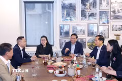 Thủ tướng Phạm Minh Chính và Phu nhân thăm gia đình đa văn hóa tại Estonia, thưởng thức phở truyền thống và càphê Việt Nam. (Ảnh: Dương Giang/TTXVN)