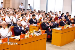 Chủ tịch Quốc hội Trần Thanh Mẫn xem ấn phẩm trưng bày tại đại hội. (Ảnh: Doãn Tấn/TTXVN)