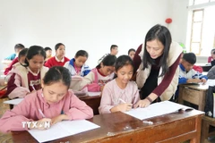 Những tiết học luôn đem đến sự hứng thú cho các em nhỏ tại lớp học tình thương xã Thiên Nhẫn. (Ảnh: Bích Huệ/TTXVN)