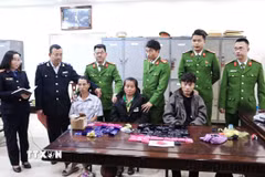 Từ trái sang các đối tượng gồm: Châu Văn Cường, Sầm Thị Hiền và Lô Văn Tuấn và tang vật tại cơ quan công an. (Ảnh: TTXVN phát)