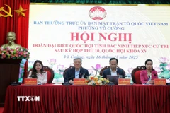 Các đại biểu lắng nghe ý kiến của cử tri phường Võ Cường. (Ảnh: Danh Lam/TTXVN)