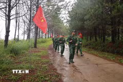 Đội tuần tra Đồn Biên phòng cửa khẩu Quốc tế Bờ Y trên đường làm nhiệm vụ tuần tra biên giới. (Ảnh: Kha Phạm/TTXVN)