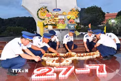 Cán bộ, chiến sỹ Bộ Tư lệnh Vùng Cảnh sát biển 4 thắp nến tri ân tại nghĩa trang Liệt sỹ Phú Quốc. (Ảnh: TTXVN phát)