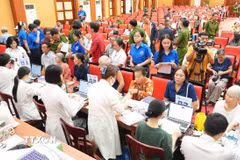 Công tác lấy mẫu sinh phẩm ADN của thân nhân liệt sỹ các phường Nha Trang, Tây Nha Trang, Nam Nha Trang và Bắc Nha Trang. (Ảnh: Phan Sáu/TTXVN)