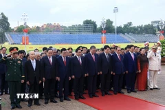 Đoàn đại biểu lãnh đạo, nguyên lãnh đạo Đảng, Nhà nước cùng các bộ ngành Trung ương, đến đặt vòng hoa và vào Lăng viếng Chủ tịch Hồ Chí Minh. (Ảnh: Tuấn Anh/TTXVN)