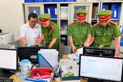 Công an khám xét tại Chi cục Thủy sản thành phố Huế. (Ảnh: Công an cung cấp)