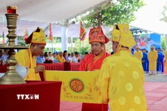 Chánh tế đọc văn tế tưởng nhớ ân đức của Bà Phi Yến, cũng như cầu cho quốc thái dân an, mưa thuận gió hòa. (Ảnh: TTXVN phát)