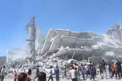 Tòa nhà bị phá hủy sau cuộc không kích của Israel xuống Dải Gaza. (Ảnh: IRNA/TTXVN)
