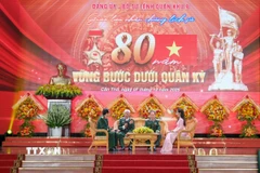 Các khách mời tham gia giao lưu nhân chứng lịch sử với chủ đề “80 năm vững bước dưới Quân kỳ” của Quân khu 9. (Ảnh: Thanh Liêm/TTXVN)