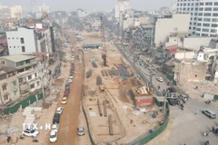 Người dân kỳ vọng vào một tuyến đường giao thông hiện đại, thuận tiện hơn. (Ảnh: Nguyễn Thắng/TTXVN)