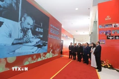 Thường trực Ban Bí thư Trần Cẩm Tú cùng các lãnh đạo Đảng, Nhà nước tham quan Trưng bày ảnh “Dưới cờ Đảng - đất nước tiến vào kỷ nguyên mới” do Thông tấn xã Việt Nam thực hiện. (Ảnh: Minh Quyết/TTXVN)
