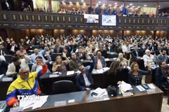 Các nghị sỹ Venezuela biểu quyết tại một phiên họp Quốc hội ở thủ đô Caracas. (Ảnh: THX/TTXVN)